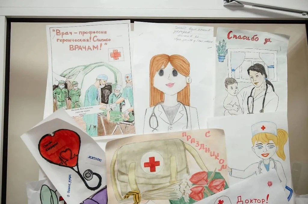 Александр Хинштейн с раненными в результате атак ВСУ. Фото © Telegram / Александр Хинштейн