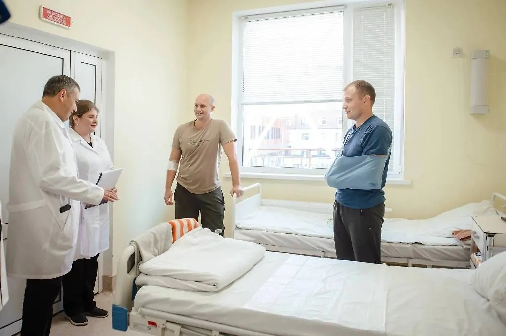 Александр Хинштейн с раненными в результате атак ВСУ. Фото © Telegram / Александр Хинштейн