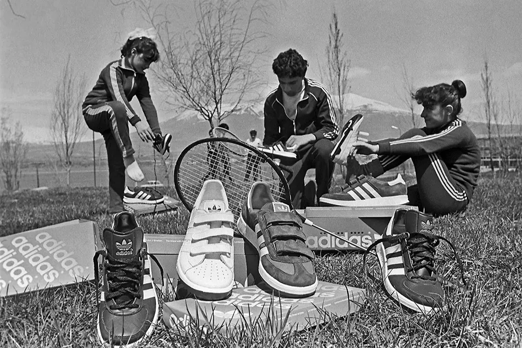 Культ фирмы Adidas начинается ещё в 70-е. Такие модели фирмы, как Samba из 50-х или Gazelle 1966-го года, завоевали почитание среди первых калифорнийских скейтеров. Фото © ТАСС / Мартин Шахбазян