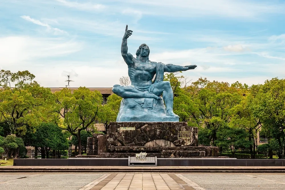 Статуя мира в Нагасаки. Обложка © Shutterstock / FOTODOM / Richie Chan