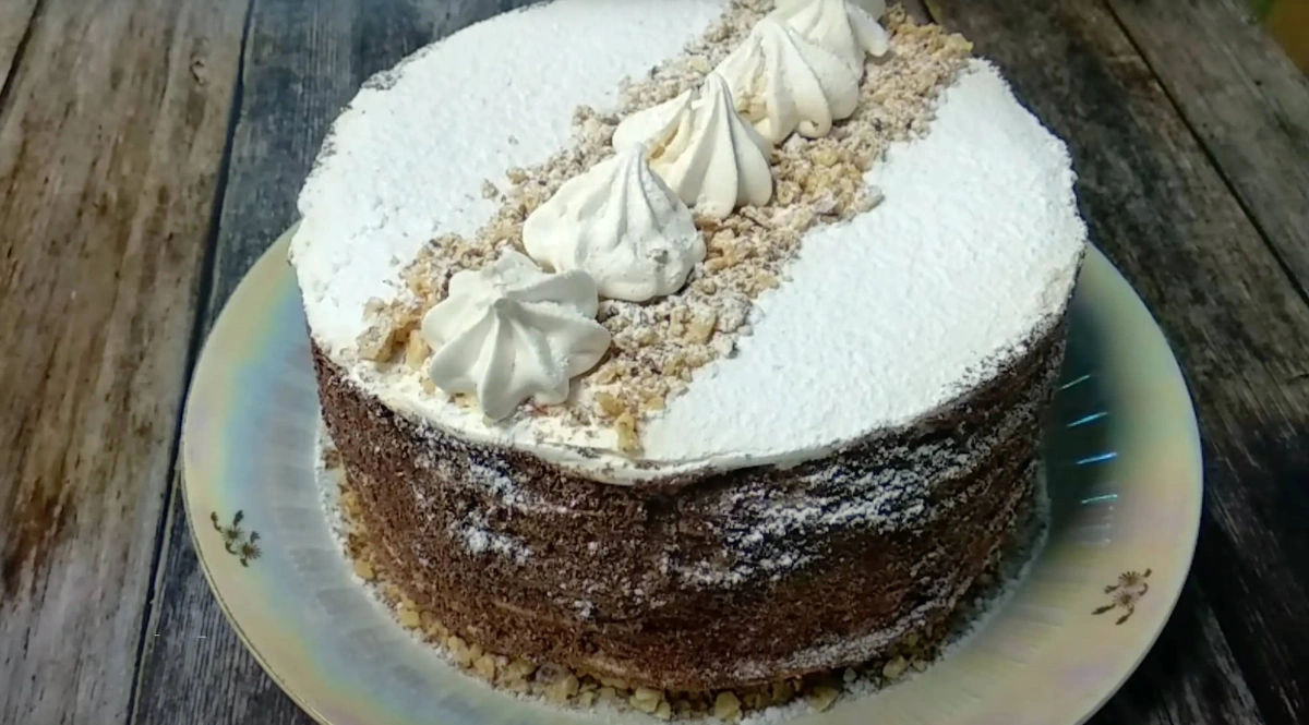 Рецепт торта «Столичный» с безе и масляным кремом. Фото © Youtube / Ассорти вкусов