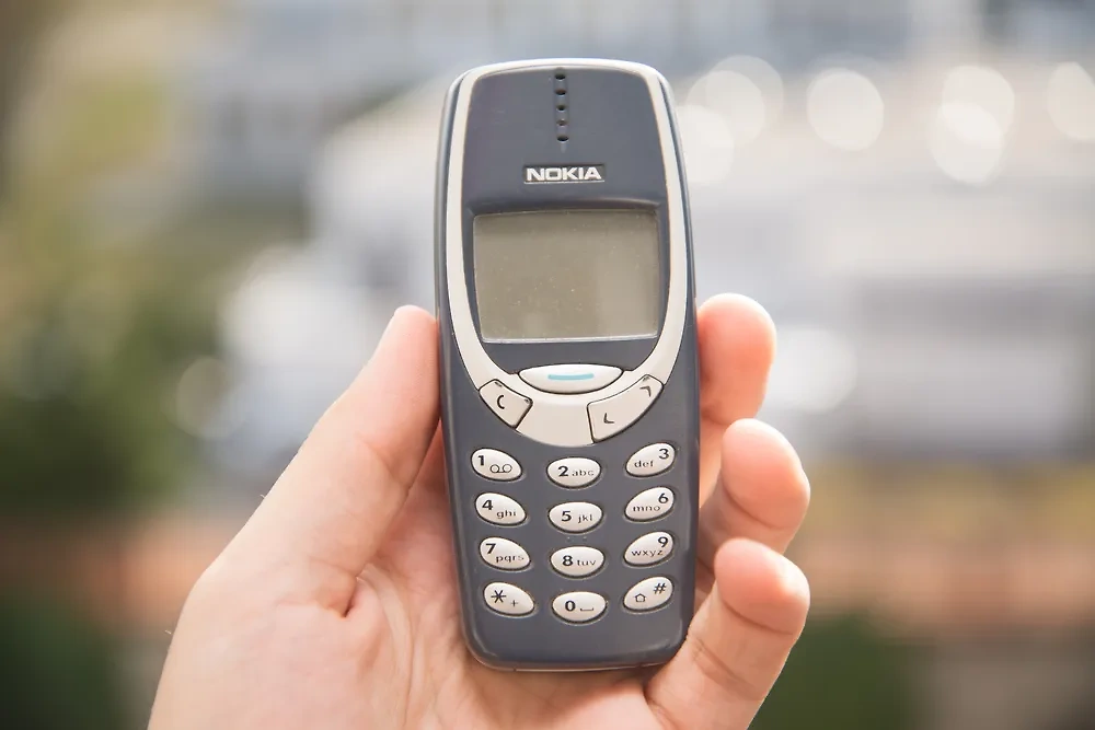 Айфон — это, конечно, хорошо, но вы когда-нибудь пользовались телефоном Nokia 3310? Фото © Shutterstock / FOTODOM / pe3k