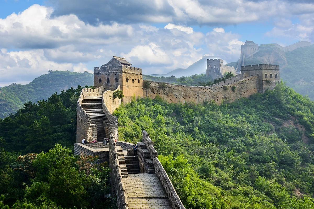 Участки Великой Китайской стены есть неподалёку от Пекина. Фото © Shutterstock / FOTODOM / aphotostory