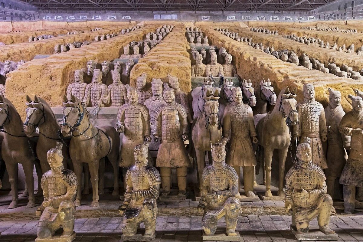 Терракотовая армия — статуи воинов Древнего Китая в полный рост. Фото © Shutterstock / FOTODOM / DnDavis