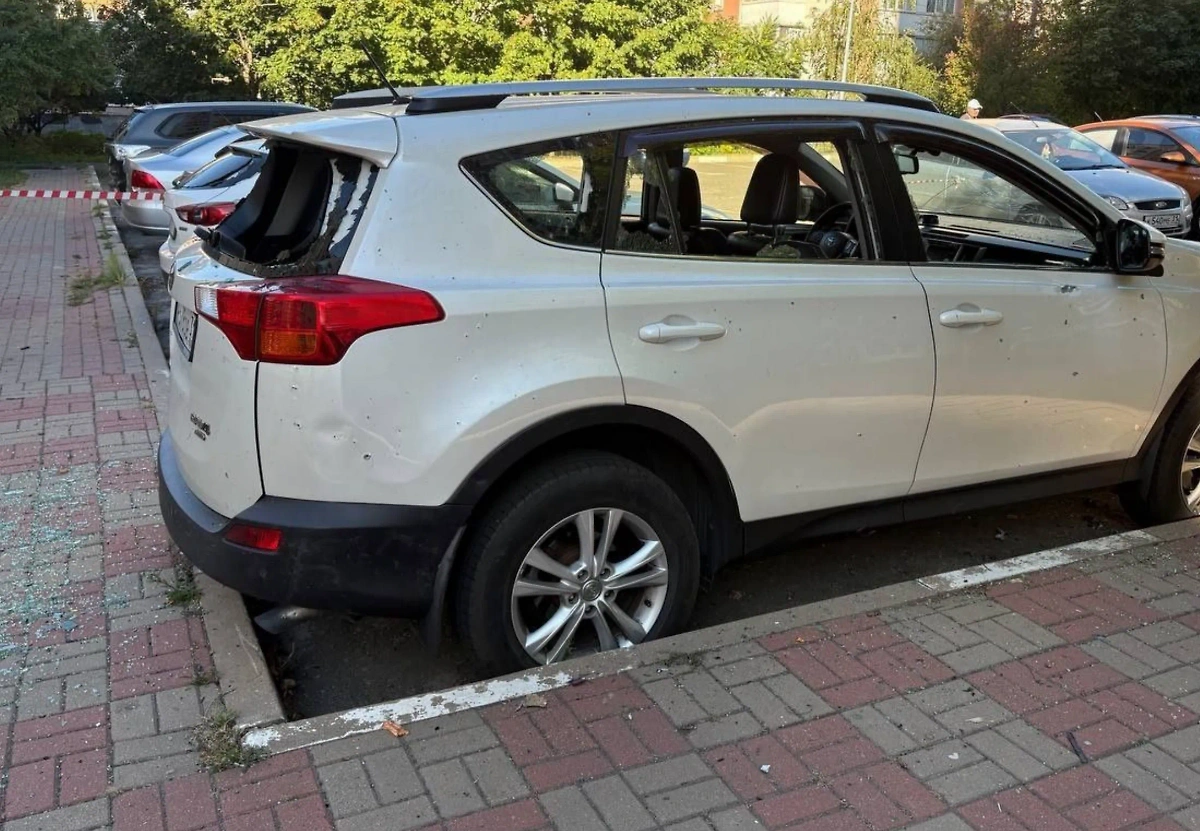 Пострадали от дрона машины. Фото © Telegram / Настоящий Гладков