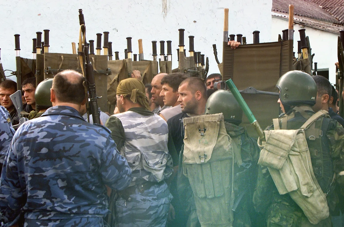 Местные гражданские ополченцы с оружием тоже пытались оказать поддержку бойцам. Фото © ИТАР-ТАСС / Сергей Узаков