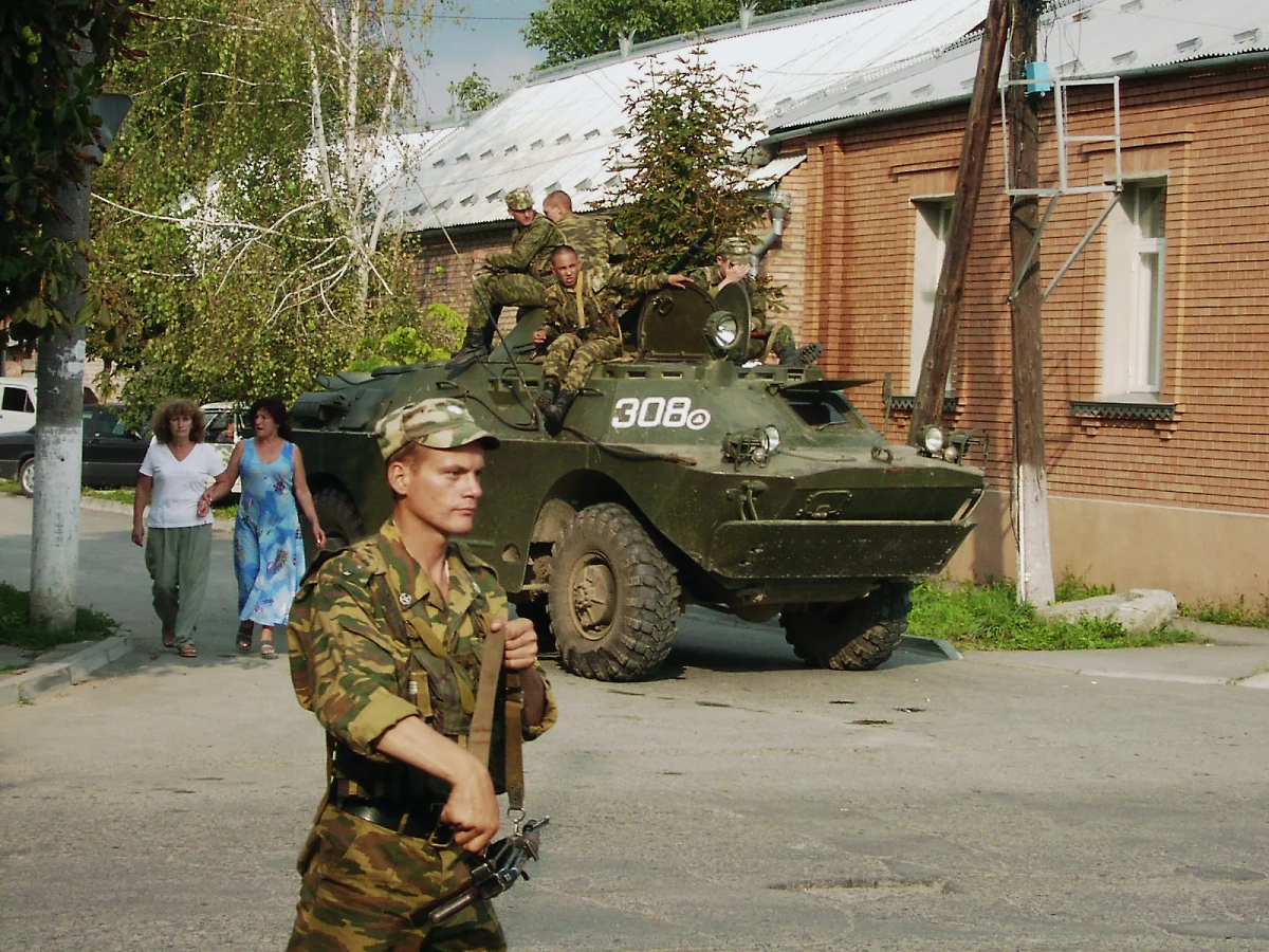 Террористы держали маленьких детей без еды и воды в школе. Фото ИТАР-ТАСС / Газета «Северная Осетия»