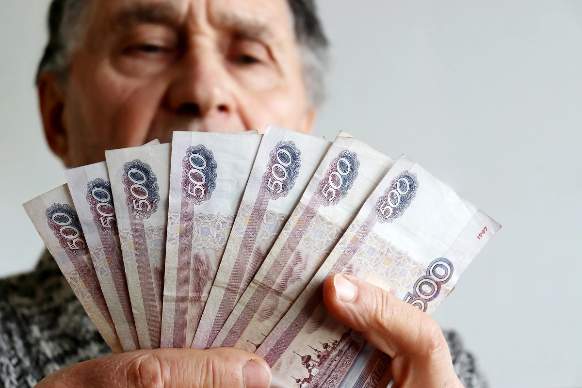 Деньги на стол: В каких регионах России старики получат выплаты ко Дню пожилого человека в 2025 году