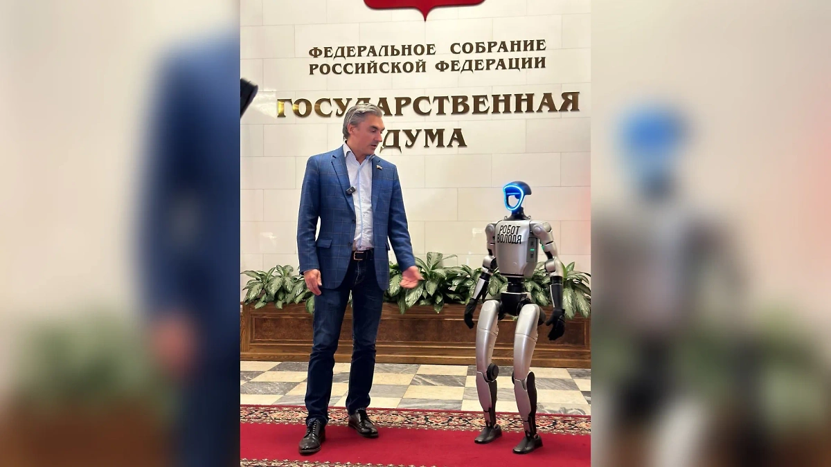 Робота Володю принимают на работу в Госдуму. Фото © Life.ru