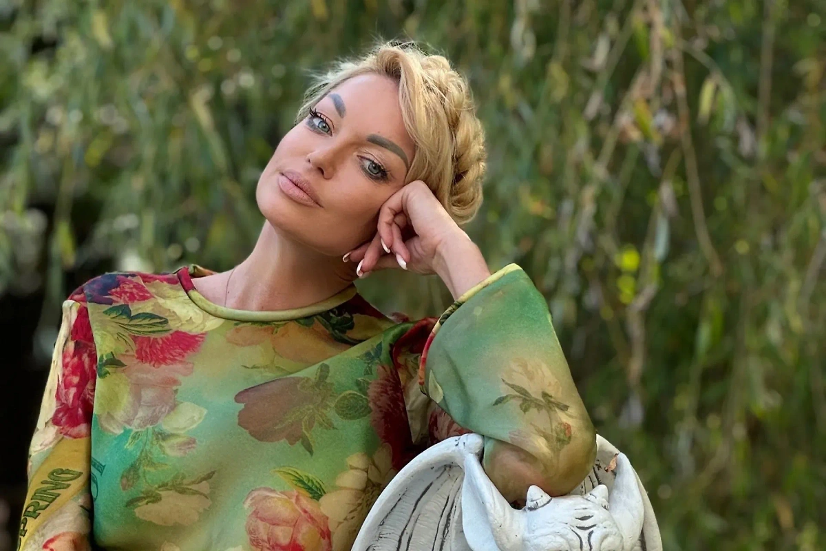 Долг Анастасии Волочковой — это всегда драма на уровне античных трагедий. Балерина сама коммуналку не оплачивает, у неё есть ассистенты. Фото © VK / Анастасия Волочкова