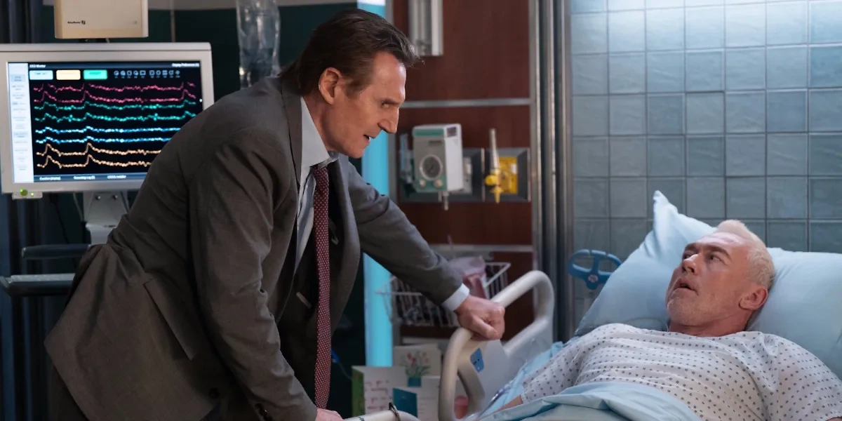 В «Голом пистолете» 2025 года лейтенант Дребин передаёт дела сыну. Фото © Кадр из фильма «Голый пистолет», режиссёр Акива Шаффер, сценарист Дэн Грегор и др. / Kinopoisk