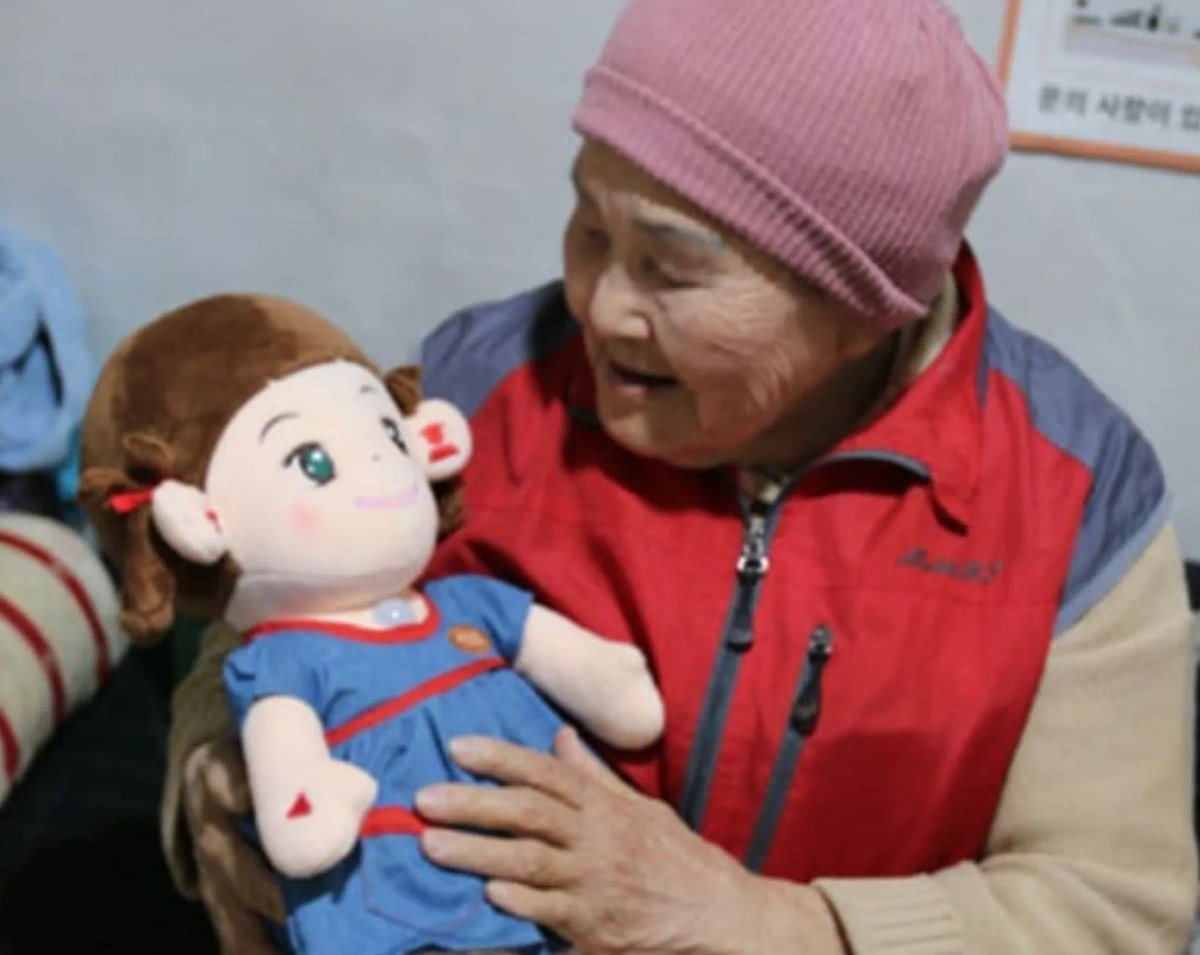 Игрушка-робот для пожилых. Фото © Instagram (признан экстремистской организацией и запрещён на территории Российской Федерации)/ hyodol_lover