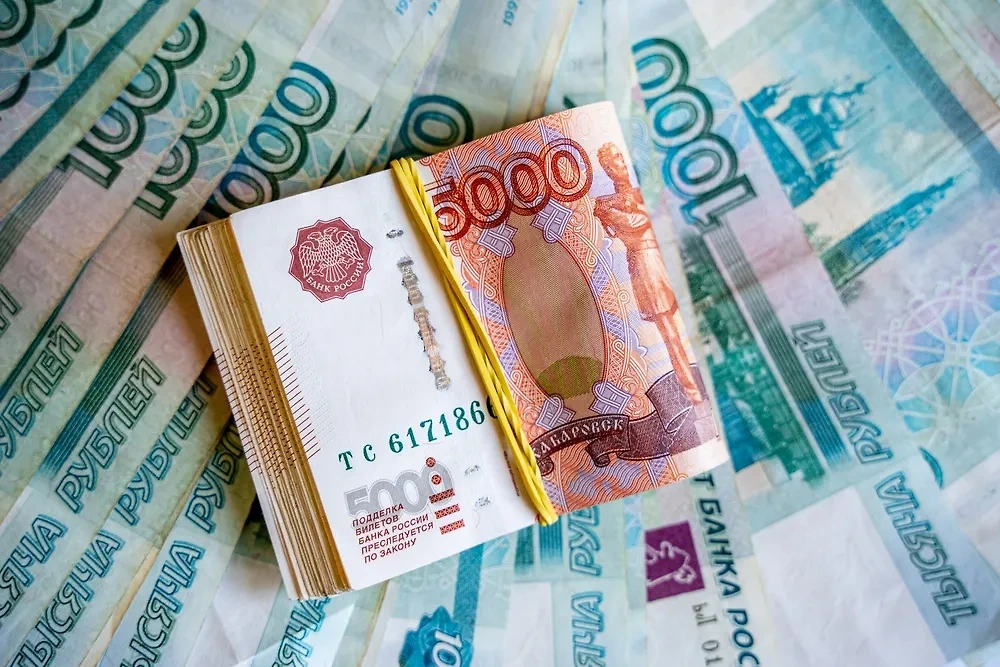 ЦБ рассмотрит возможность размещения российского флага на новых банкнотах. Обложка © Shutterstock / FOTODOM / KapiKupi