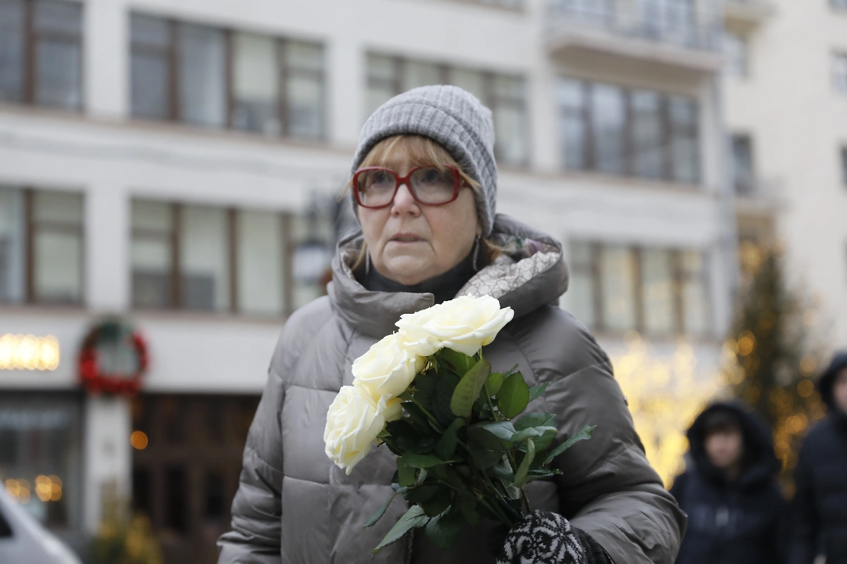 Люди пришли проститься с Евгенией Добровольской. Фото © Life.ru