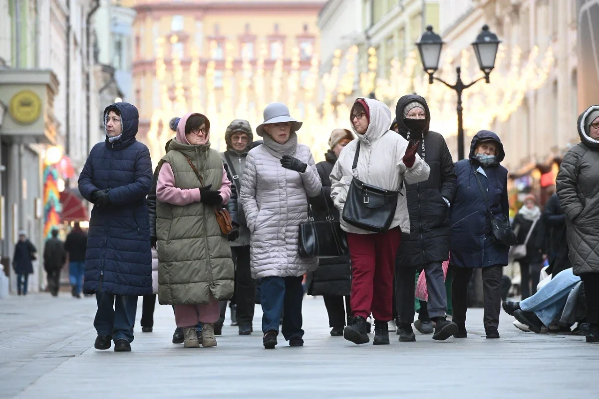 Прохожие в центре Москвы. Обложка © Life.ru