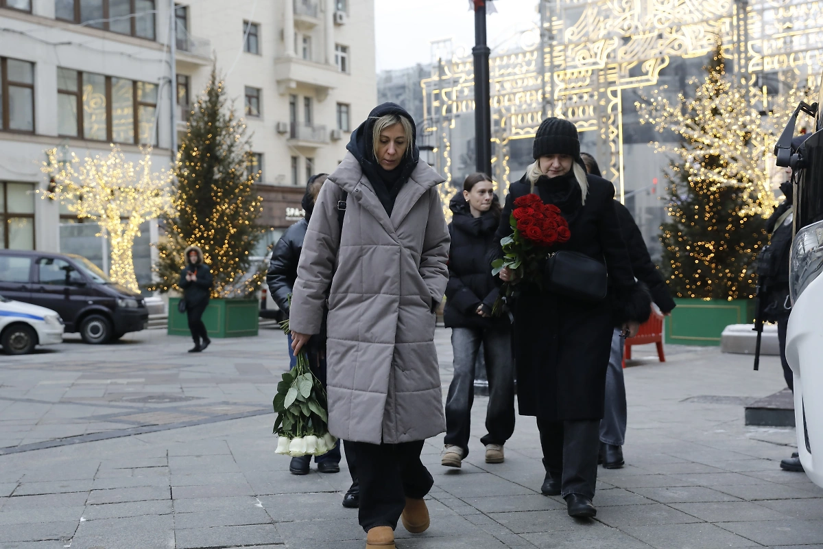 Люди пришли проститься с Евгенией Добровольской. Фото © Life.ru