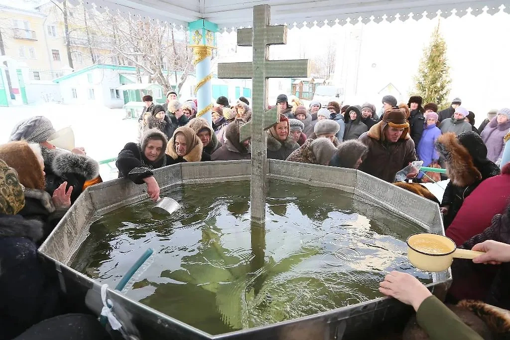 У славян есть множество традиций, связанных с Крещенским сочельником: например, традиция запасать крещёную воду. Фото © ТАСС / Владимир Смирнов