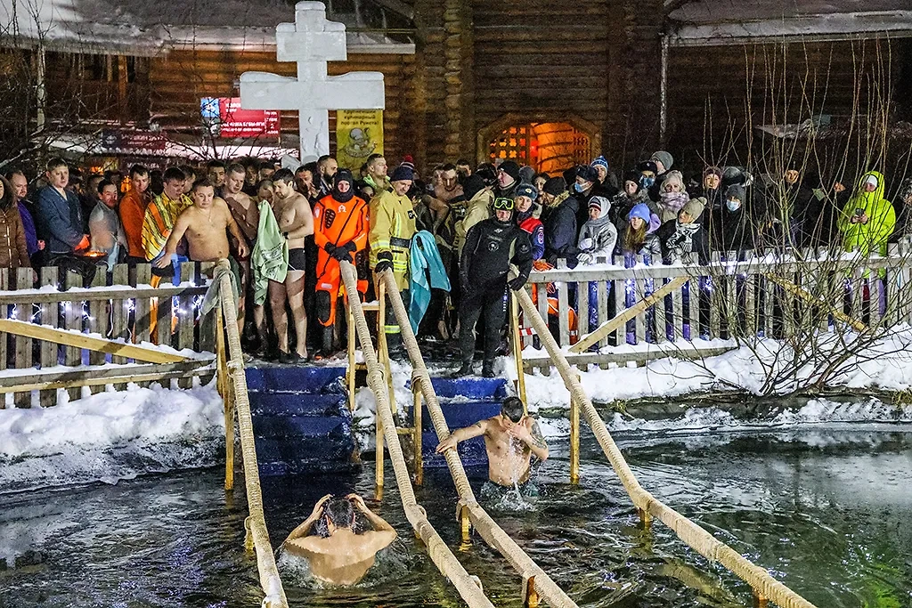 Какие правила христиане обязаны соблюдать в день Крещения. Обложка © ТАСС / Гавриил Григоров