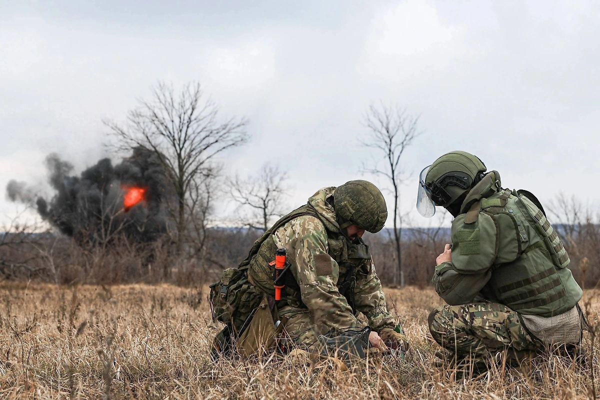 Сапёры группировки войск ЮВО (Южного военного округа) во время разминирования бывшей линии фронта в зоне СВО. Фото © ТАСС /  Александр Река