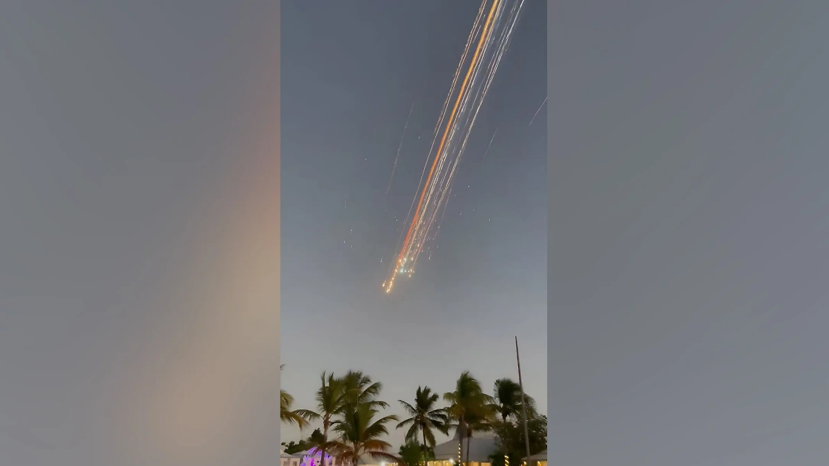 Горящие в атмосфере обломки космического корабля Starship. Фото © X / ChellaKasinath