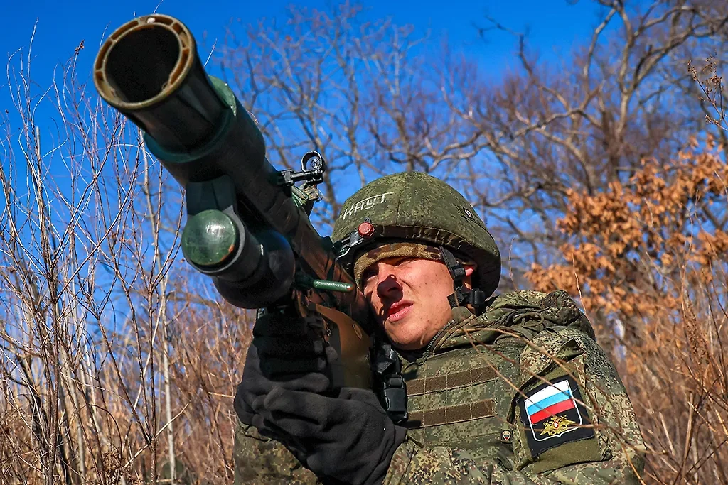 Военнослужащий зенитного подразделения во время боевой работы. Фото © ТАСС / Юрий Смитюк