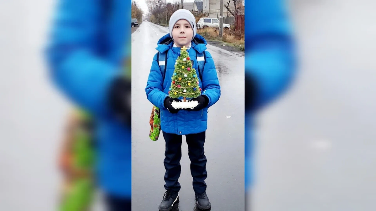 Тимур Падалка со своей поделкой. Фото © VK / Донецкое время