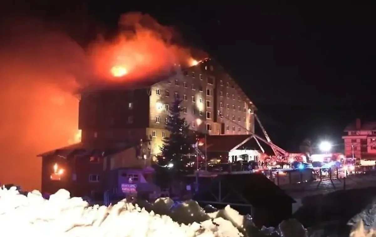 Пожар на горнолыжном курорте в турецком городе Болу. Фото © ntv