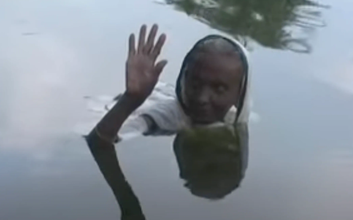 Патаруни Гош целыми днями сидит в озере по горло в воде. И так уже 20 лет. Фото © Youtube / Kousik Dutta