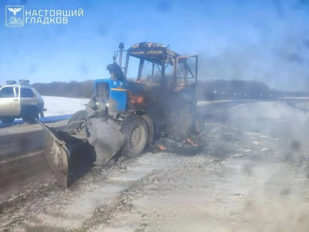 Загоревшийся от атаки дрона ВСУ в Белгородской области трактор, водитель которого получил ранения. Обложка © Telegram / Настоящий Гладков