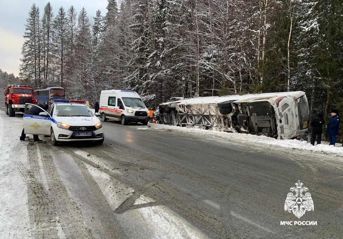 Место ДТП с туристическим автобусом в Карелии. Фото © МЧС России