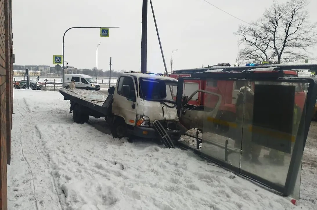 Эвакуатор врезался в остановку. Обложка © Telegram / Красногвардейский район СПб