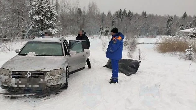 Место гибели водителя «фольксвагена» в пруду в Ленобласти. Фото © Аварийно-спасательная служба Ленобласти