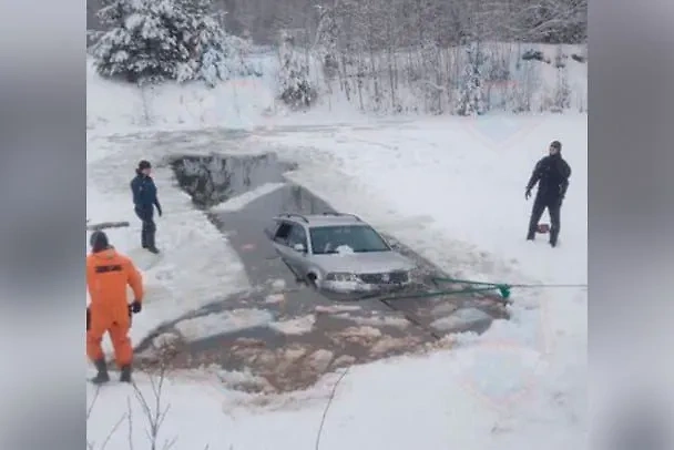 Место гибели водителя «фольксвагена» в пруду в Ленобласти. Фото © Аварийно-спасательная служба Ленобласти