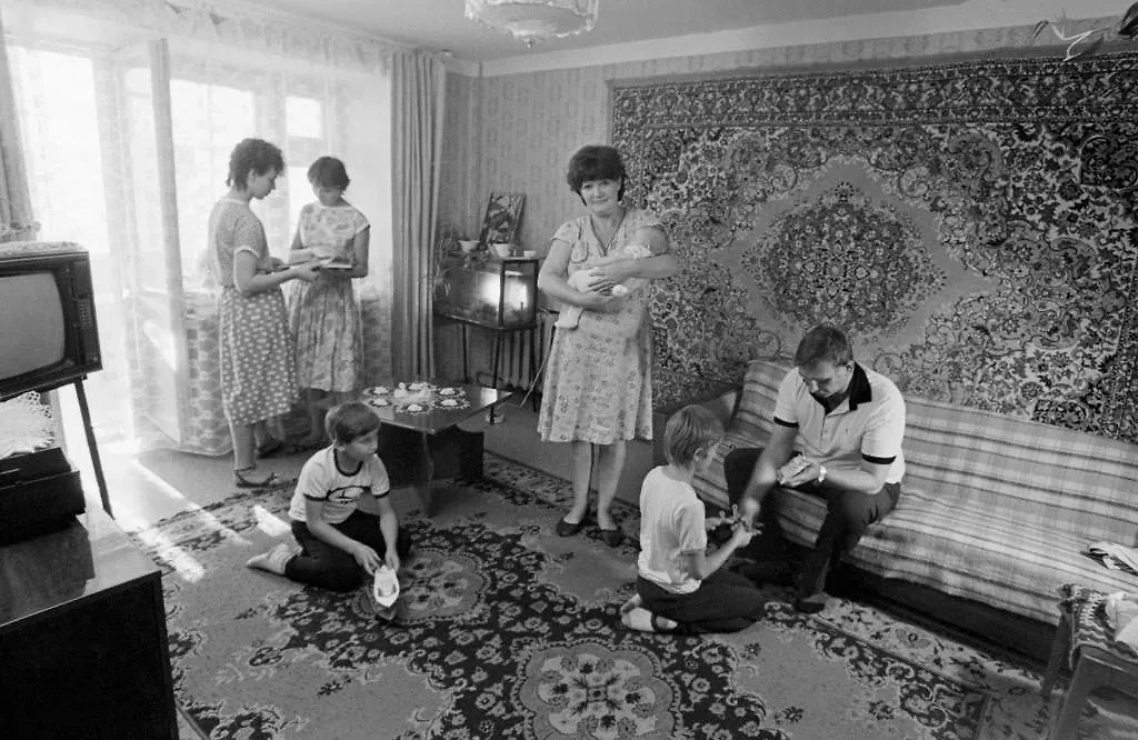 Тайна ковра на стене в СССР: какие функции выполнял помимо декора. Фото © ТАСС / Владимир Саяпин 