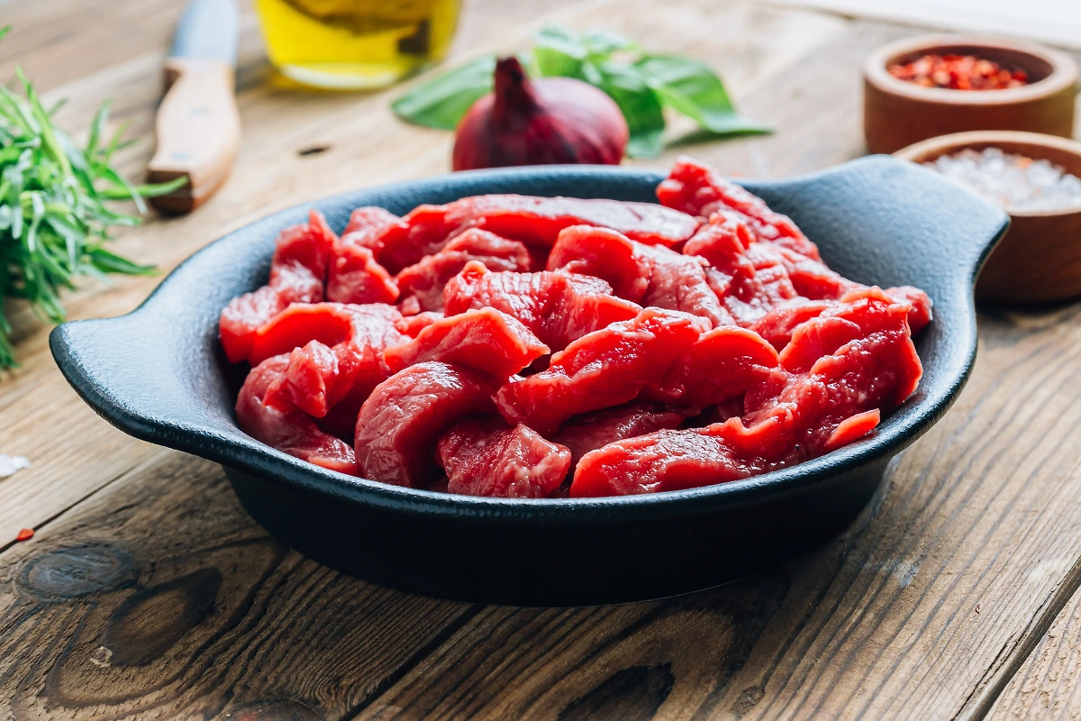 Для бефстроганова лучше нарезать мясо брусками. Фото © Shutterstock / FOTODOM / Julia Mikhaylova