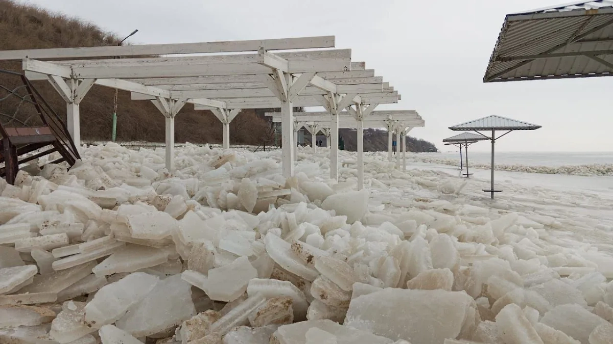 Ледяные глыбы разрушили пляж Таганрога. Фото © Telegram / Светлана Камбулова