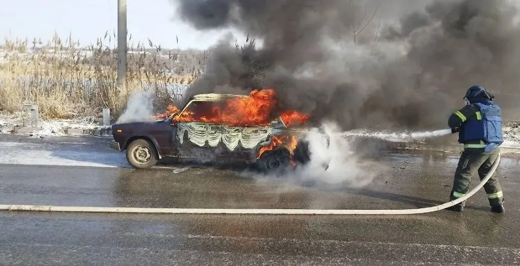 Загоревшаяся от взрыва машина в Запорожской области. Обложка © Telegram / Балицкий Евгений
