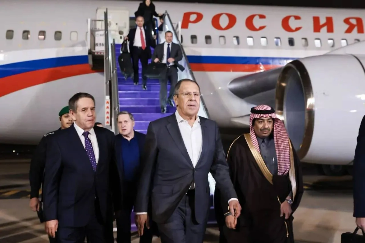 Сергей Лавров и российская делегация в аэропорту Эр-Рияда. Обложка © Telegram / МИД России
