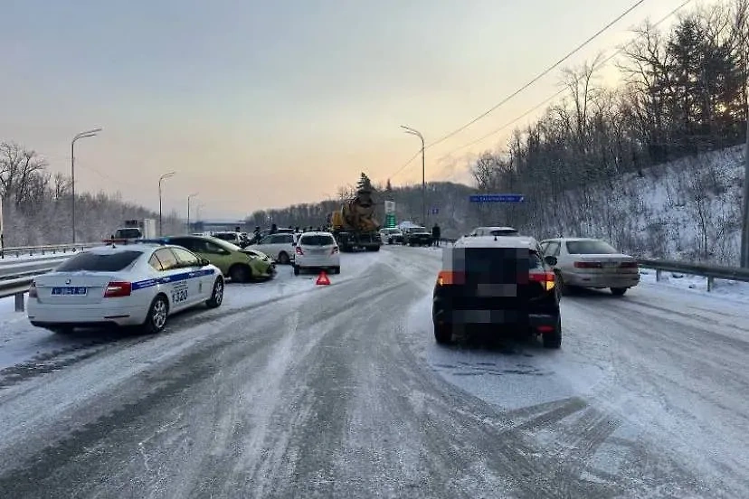 ДТП с участием 13 машин во Владивостоке. Обложка © Telegram /УМВД России по Приморскому краю