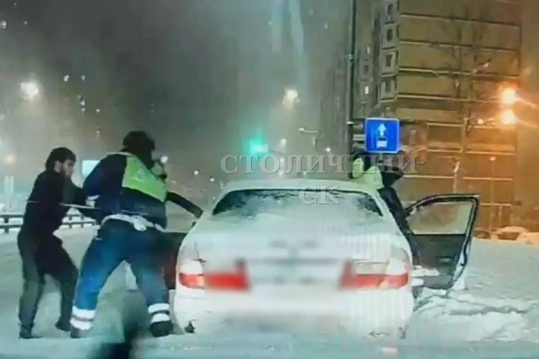 Момент нападения на сотрудников полиции. Обложка © Telegram / Столичный СК