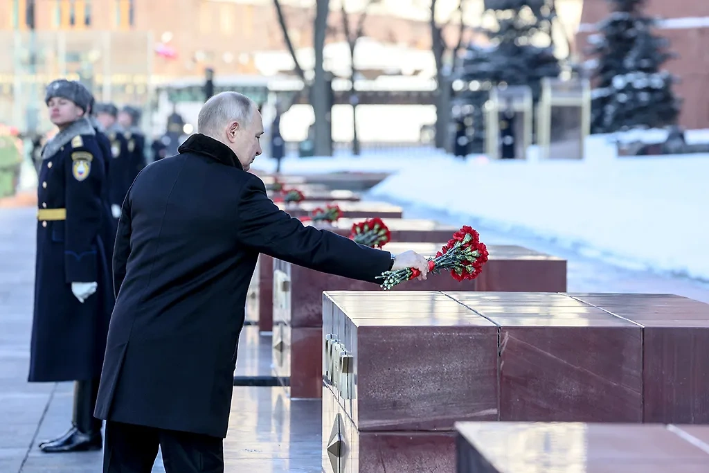 Президент РФ Владимир Путин во время церемонии возложения цветов к стелам городов-героев в День защитника Отечества. Фото © ТАСС / Михаил Метцель