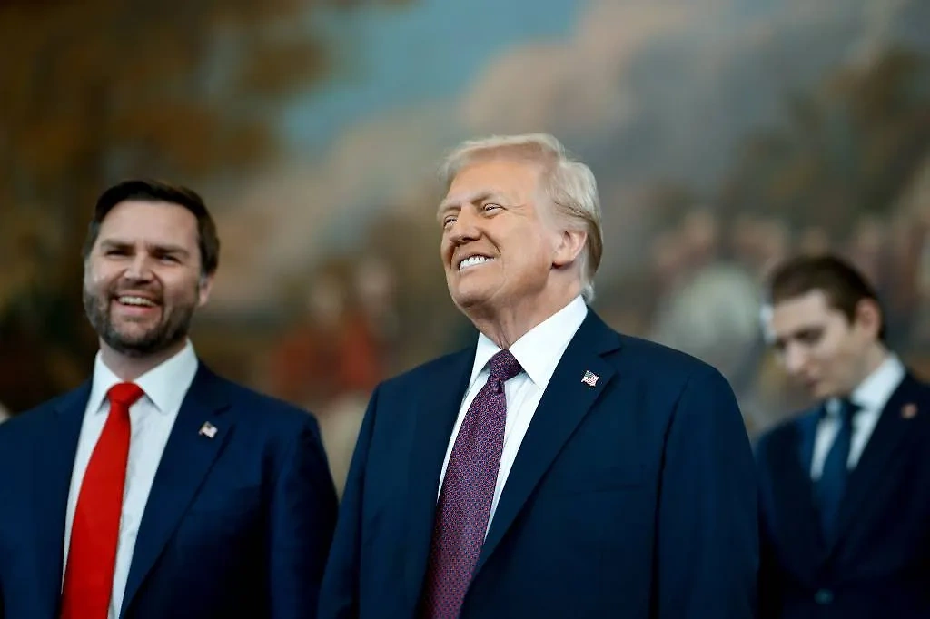Вице-президент США Джей Ди Вэнс (слева) и президент США Дональд Трамп (в центре). Обложка © X / The White House