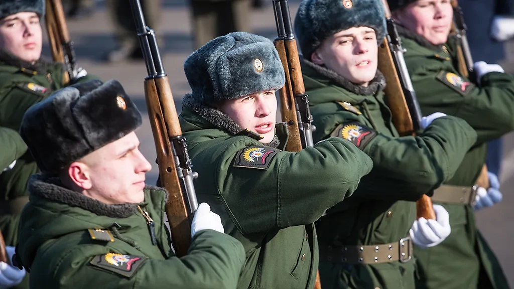 Военнослужащие во время торжественного построения войск в день празднования Дня защитника Отечества. Обложка © ТАСС / Дмитрий Феоктистов