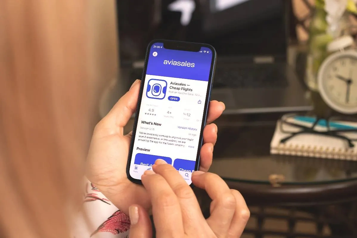 Aviasales теперь сам продаёт билеты. Фото © Shutterstock / FOTODOM / FellowNeko