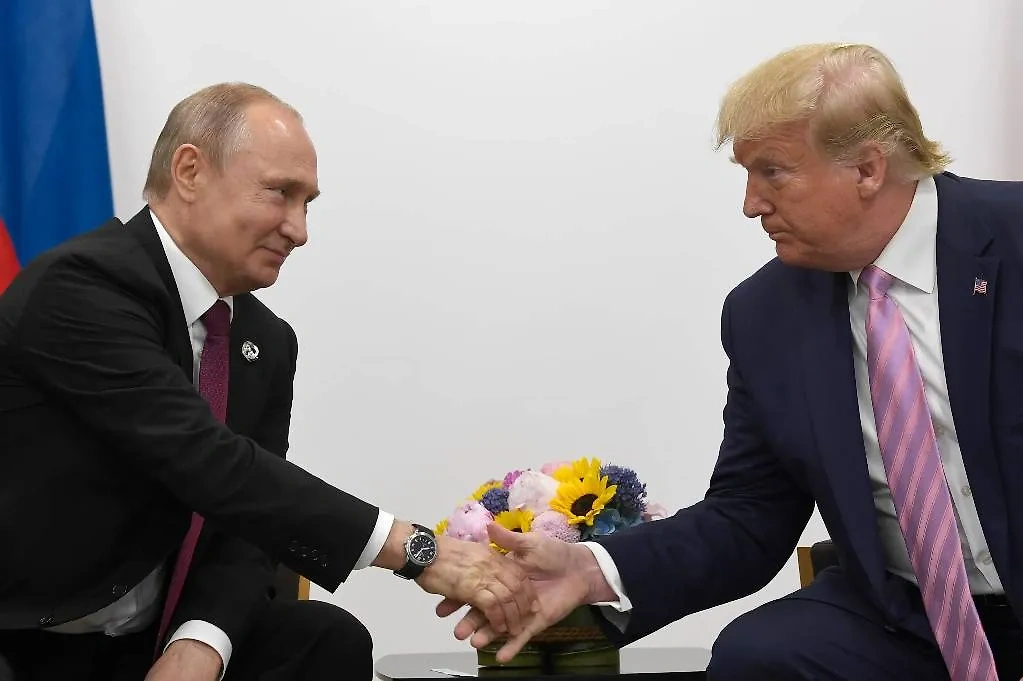 Владимир Путин и Дональд Трамп во время встречи в рамках саммита «Большой двадцатки» в Японии в 2019 году. Обложка © ТАСС / AP / Susan Walsh