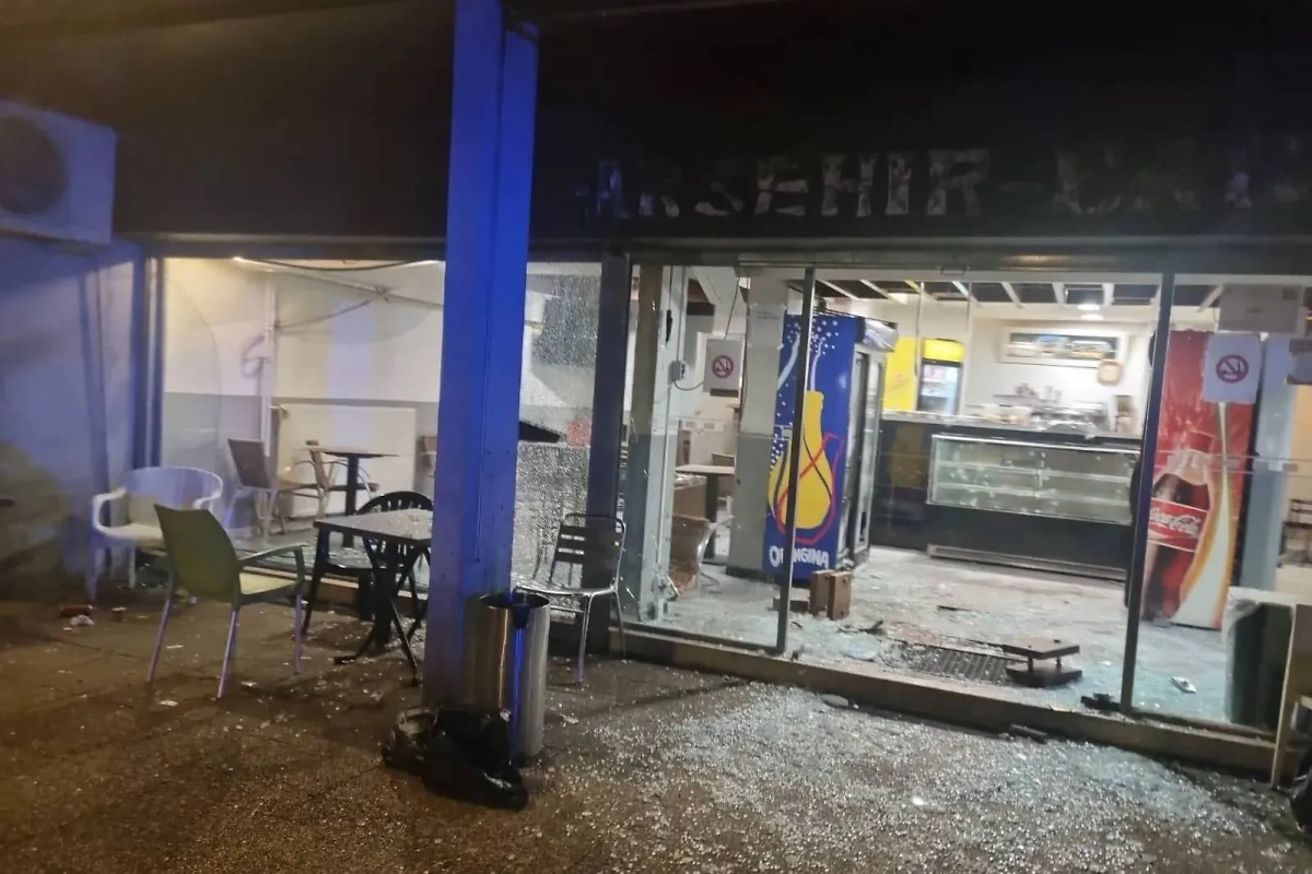Повреждённый взрывом бар-ресторан в Гренобле. Обложка © X / TRobinsonNewEra