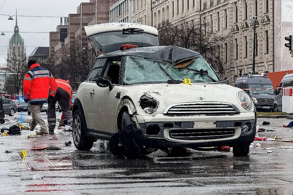 Автомобиль, за рулём которого приезжий из Афганистана наехал на толпу в Мюнхене. Обложка © ТАСС / EPA