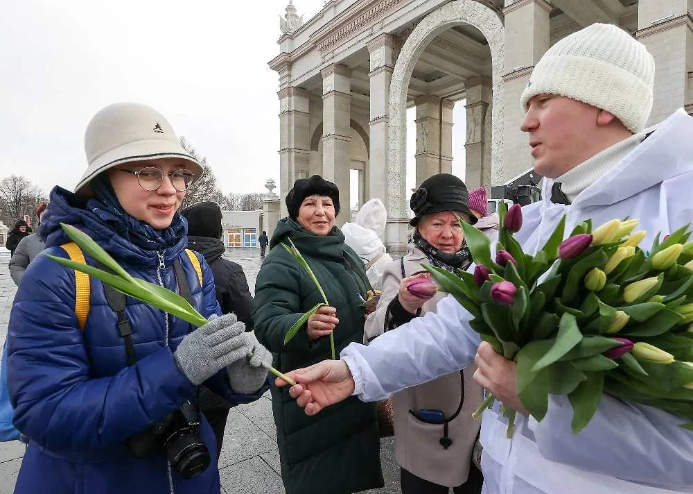 Международный женский день — один из государственных праздников в России. Обложка © ТАСС / Сергей Карпухин