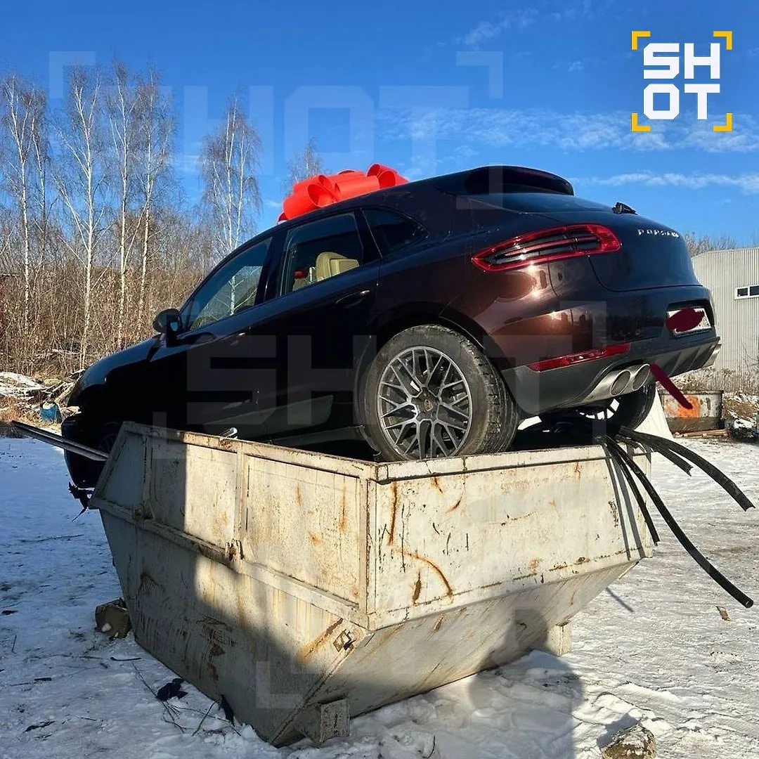 Влюблённый житель подмосковных Мытищ выкинул на помойку Porsche. Фото © SHOT