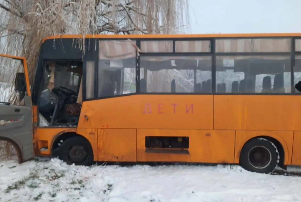 Школьный автобус в Запорожье после атаки дрона ВСУ. Фото © Телеграм / Балицкий Евгений